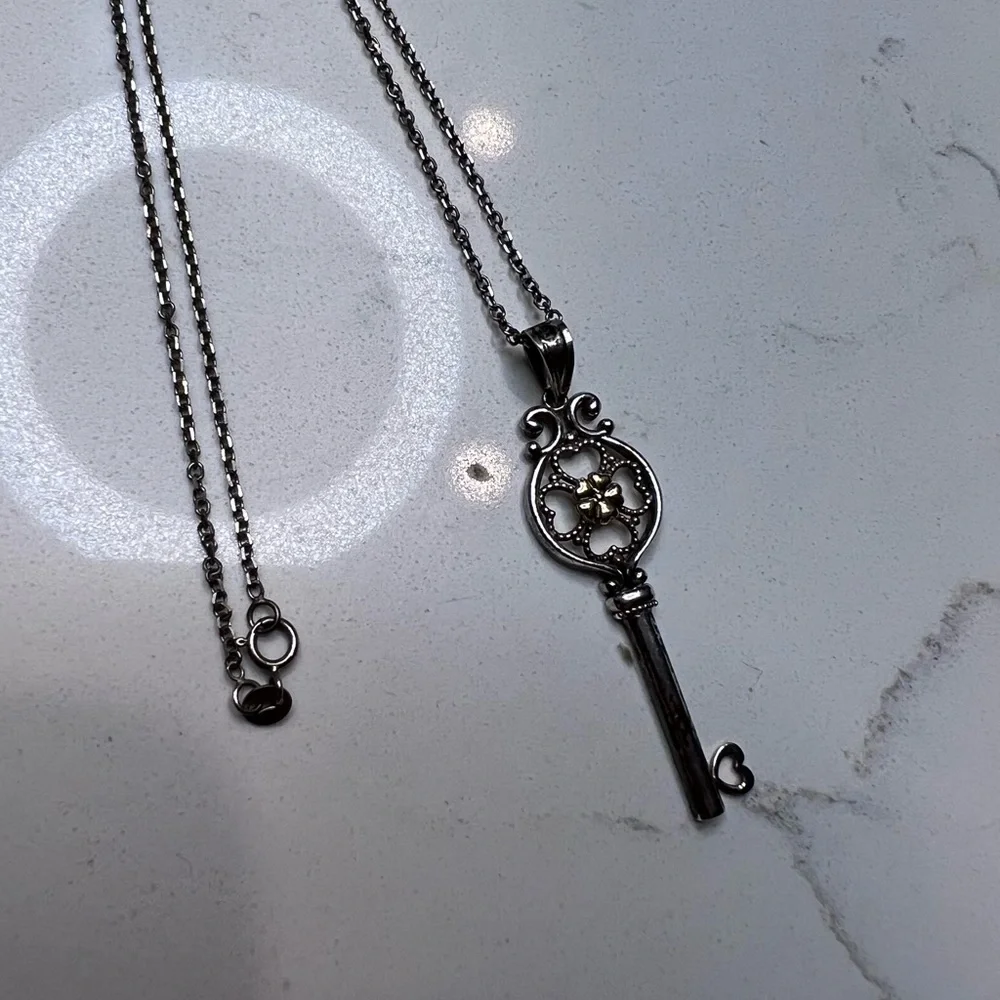 Sterling silver key necklace - Picture 3 of 3